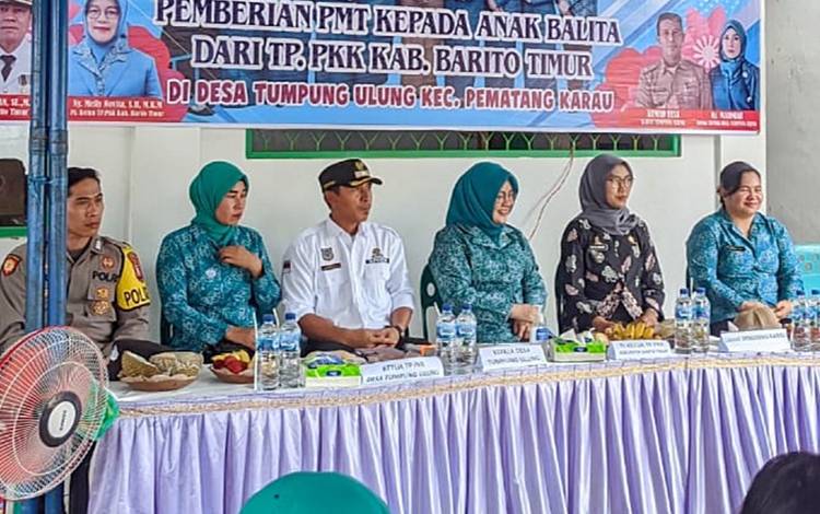 Ketua TP-PKK Barito Timur Pimpin Pemberian Makanan Tambahan Balita di Pematang Karau