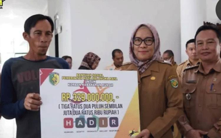 Pj Wali Kota Palangka Raya Serahkan Bantuan untuk Korban Kebakaran Rumah