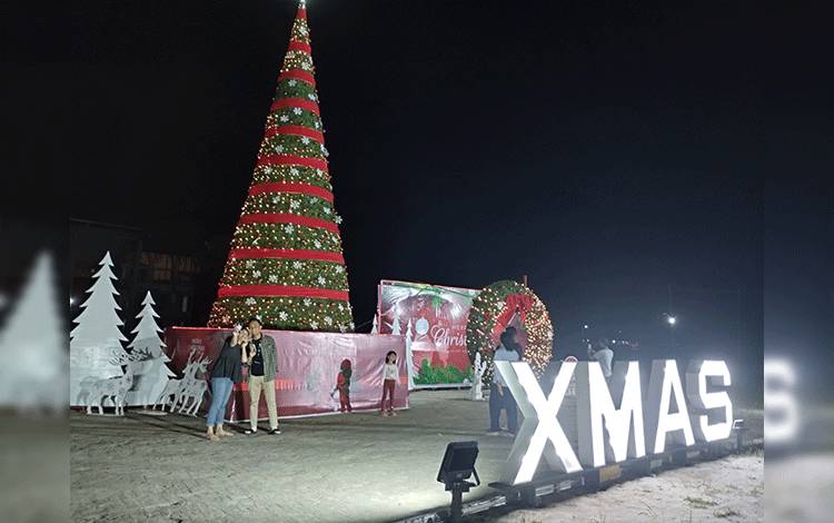 Masyarakat Antusias Berfoto di Photobooth dan Pohon Natal Tahun 2023