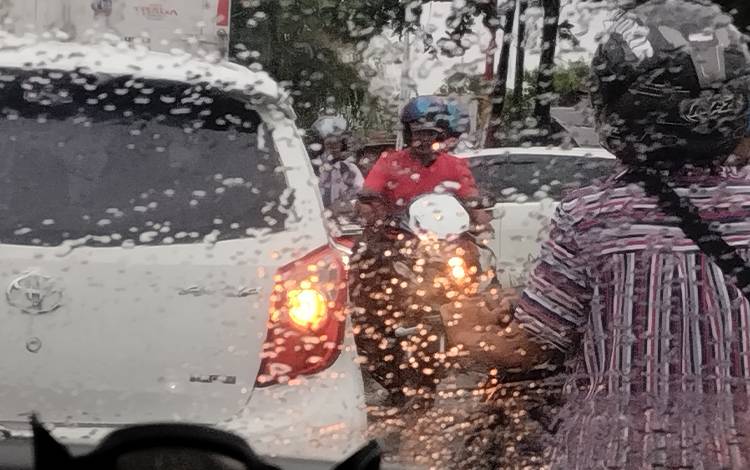 Hujan Ringan Hingga Petir Berpotensi Landa Sebagian Wilayah pada Sabtu