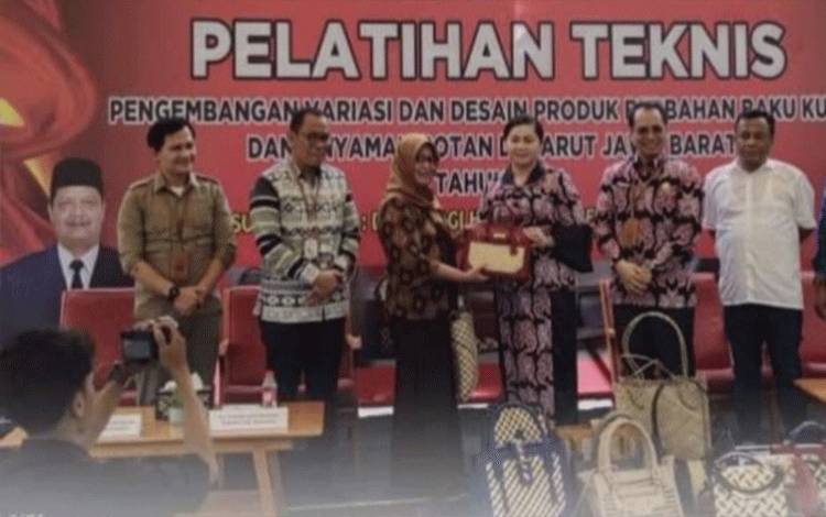 Pj Sekda Seruyan Tinjau Pelatihan Produk Kulit dan Rotan