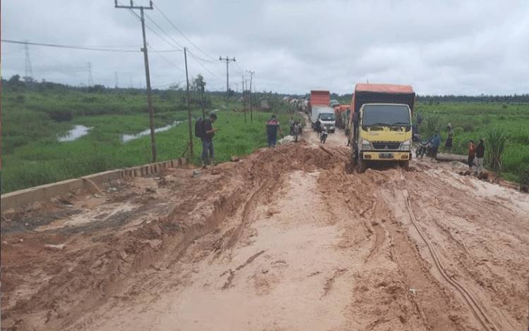 Dewan Minta Dinas Terkait Awasi Pembangunan Pile Slab Jalan Ahmad Saleh Km 33