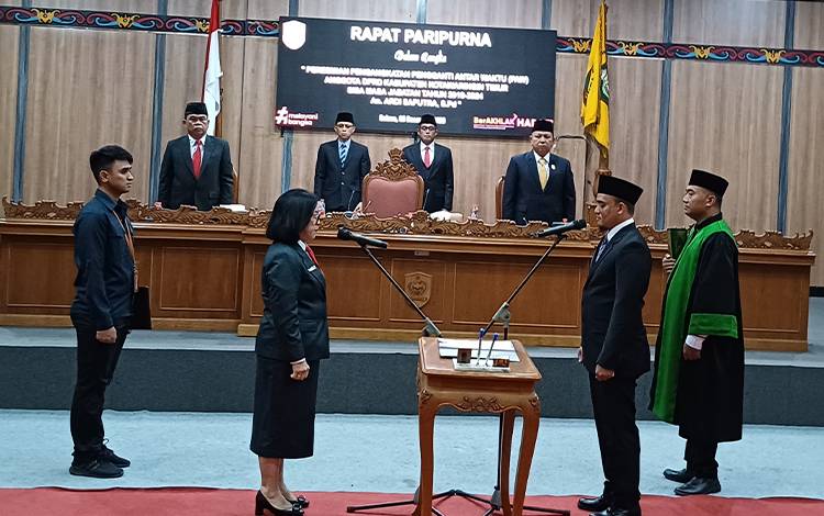 Pelantikan PAW Anggota DPRD Kotim Diwarnai Isak Tangis