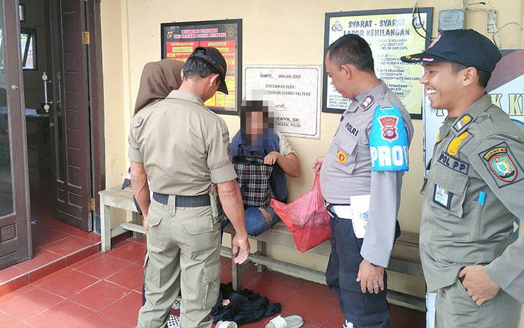 Wanita Diduga ODGJ Mengamuk dan Rusak Rumah Warga di Sampit