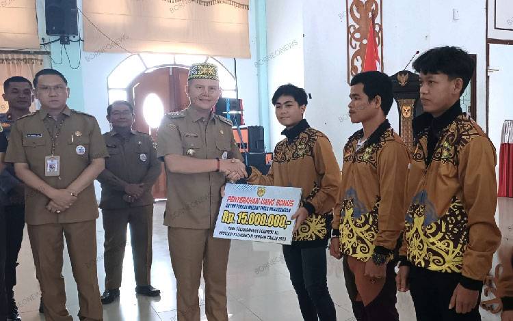 Bupati Gumas Serahkan Bonus Atlet Peraih Medali Porprov Kalteng 2023