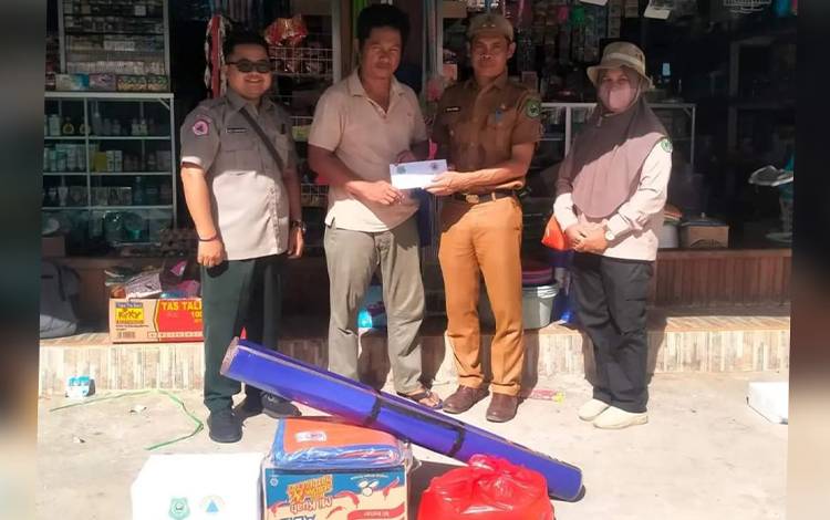 Warga Terdampak Kebakaran Rumah di Kelurahan Mandomai Terima Bantuan