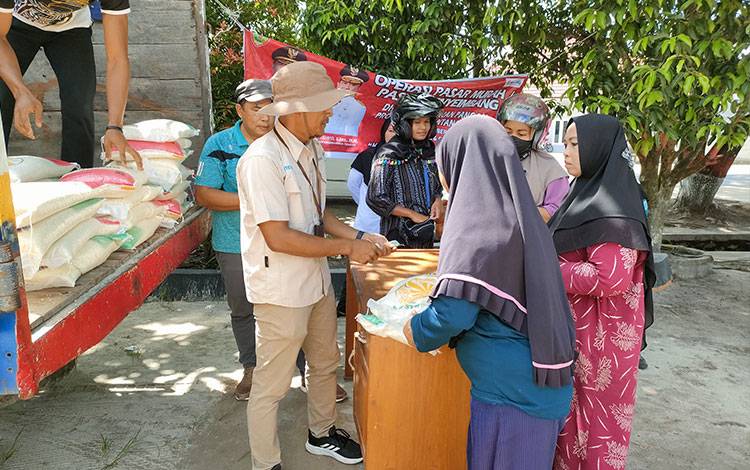 Sebanyak 1.200 Karung Disiapkan saat Operasi Beras Murah di Kelurahan Panarung