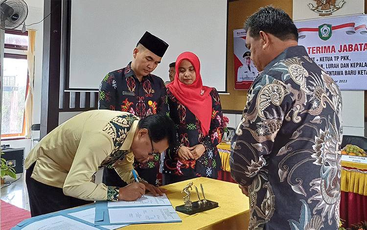 Sertijab Camat Mentawa Baru Ketapang, Ini Harapan Plt. Staf Ahli Bupati Kotim?