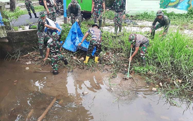 Cegah Bencana Alam dan Penyakit, Kodim 1011 Kapuas Gelar Karya Bakti