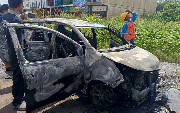 Mobil Sigra Terbakar di Palangka Raya