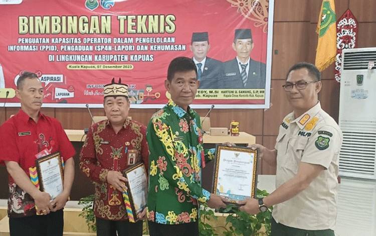 Satpol PP dan Damkar Kapuas Terima Penghargaan Pengelolaan Informasi
