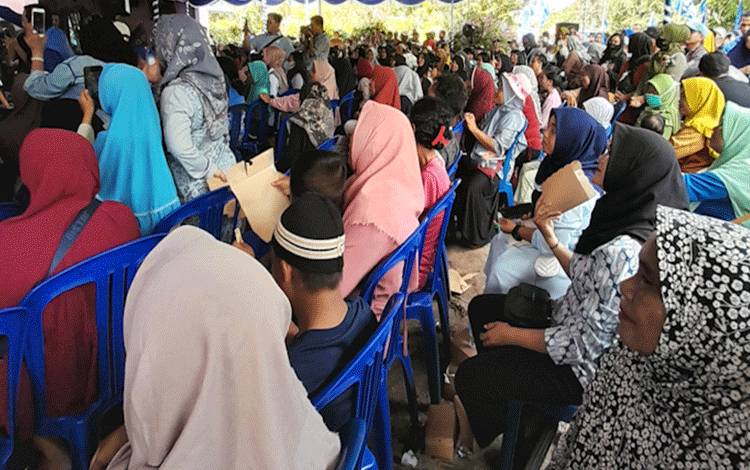 Menteri Perdagangan Berikan Bansos untuk Masyarakat Palangka Raya