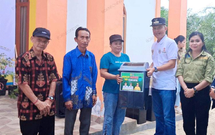 Bupati Gunung Mas Serahkan Bantuan Bak Sampah kepada Warga di Hurung Bunut