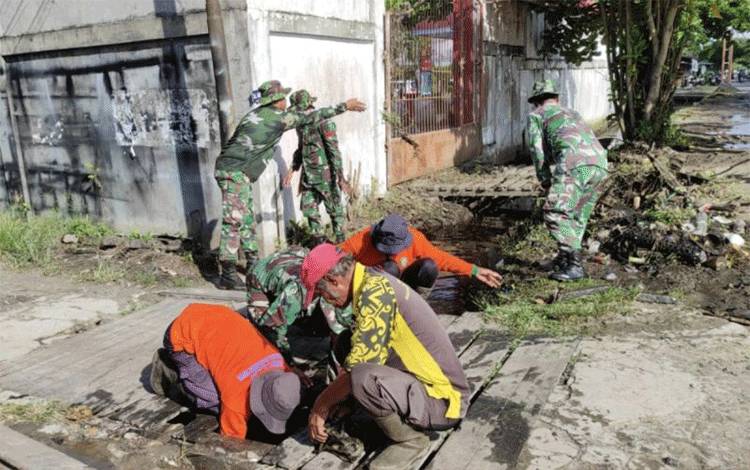 Kotawaringin Timur Kalteng Bersihkan Drainase Cegah Banjir