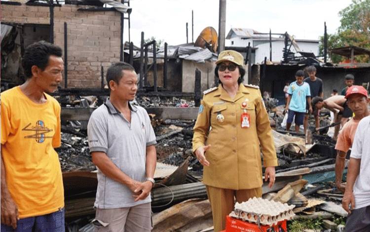 Pj Bupati Salurkan Bantuan Kepada Korban Kebakaran di Nanga Bulik