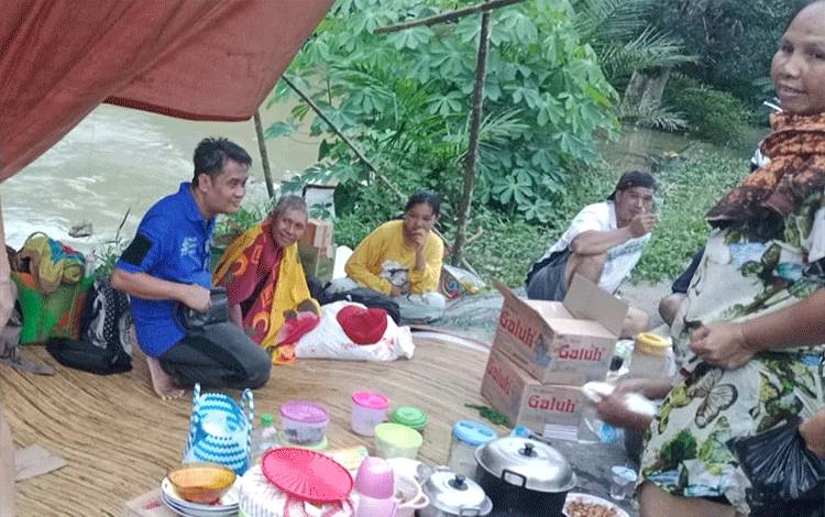 Wakil Ketua II DPRD Barito Timur Bantu Warga Terdampak Banjir di Desa Bentot