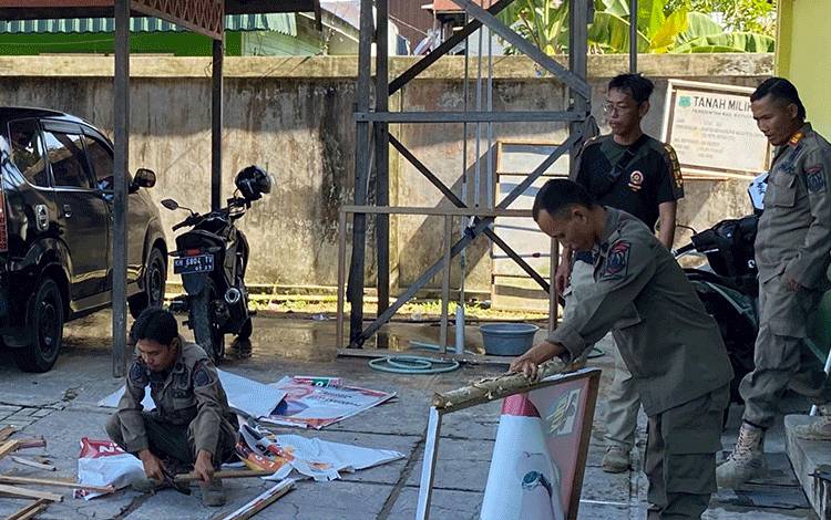 Personel Satpol PP Kapuas Lakukan Kurve dan Bersihkan Kayu Bekas Spanduk