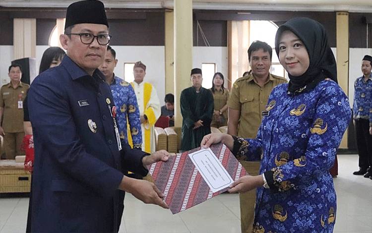Pj Bupati Barito Timur Serahkan SK dan Ambil Sumpah Ratusan PNS