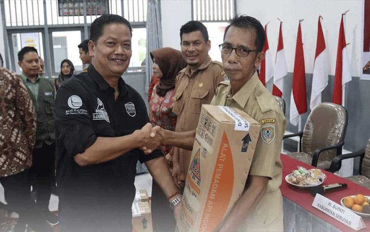 Pj Bupati Seruyan Salurkan Bantuan Pendidikan di Kecamatan Danau Sembuluh
