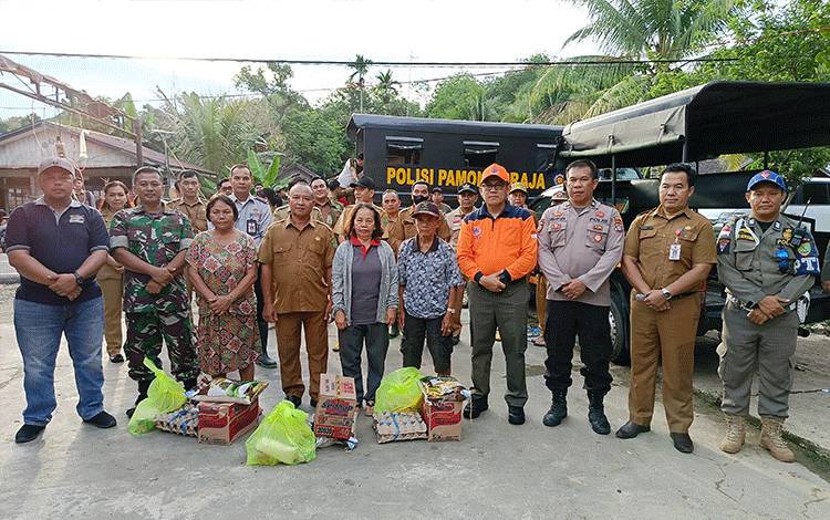 Pj Bupati Barito Timur Salurkan Bantuan Tanggap Bencana ke Lokasi Banjir