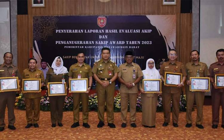 Pj Bupati Kobar Serahkan Hasil Evaluasi AKIP