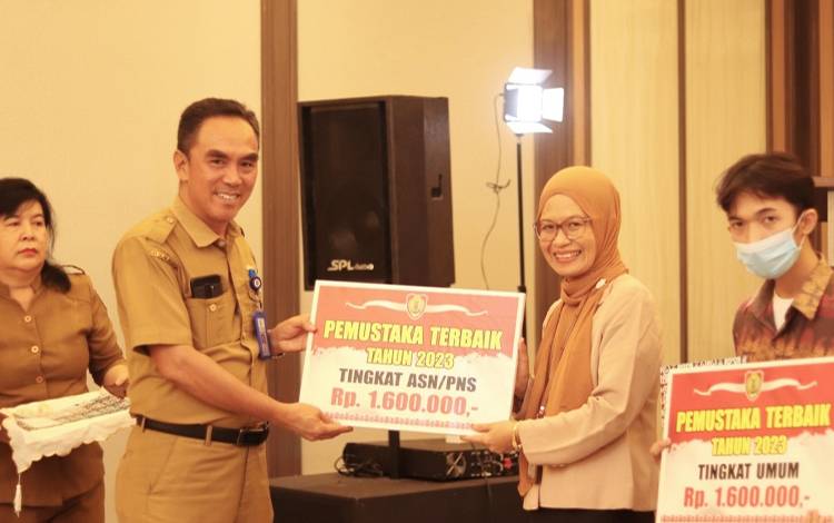 Dispusip Kalteng Beri Penghargaan kepada Pustaka