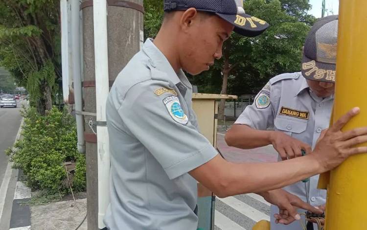 Tim Traffic Light Dishub Palangka Raya Perbaiki Lampu Merah Jalan S Parman