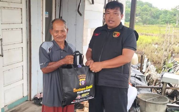 Satreskrim Polres Kapuas Berbagi Bansos Sembako kepada Warga