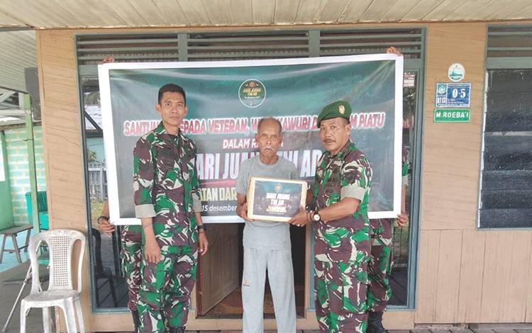 Sambut Hari Juang TNI AD, Kodim Kapuas Berbagi Sembako untuk Veteran dan Warakawuri