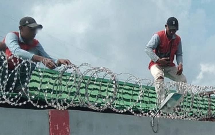 Tingkatkan Keamanan, Rutan Kapuas Pasang Kawat Silet di Area Blok