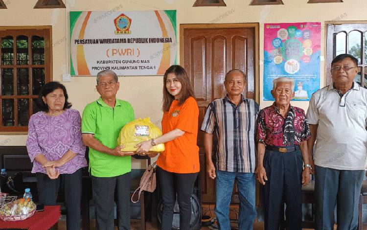 DWP Gunung Mas Bagikan Puluhan Bingkisan Kasih Kepada PWRI