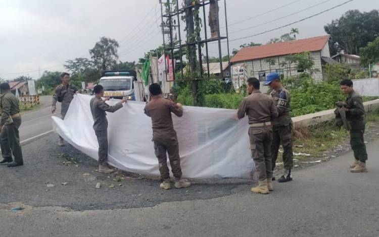 Anggota Satpol PP dan Damkar Kapuas Tertibkan Spanduk