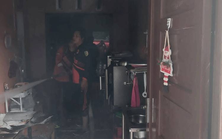 Dapur Rumah Warga Jalan Belida Palangka Raya Terbakar