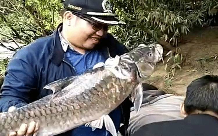 Anggota Dewan Kalteng Ikut Warga Tangkap Ikan Sapan Putih Ikon Kabupaten Mura