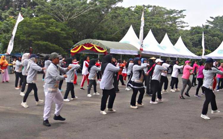 Peringati Hari Ibu Ke-95, Perwosi Gelar Senam Bersama