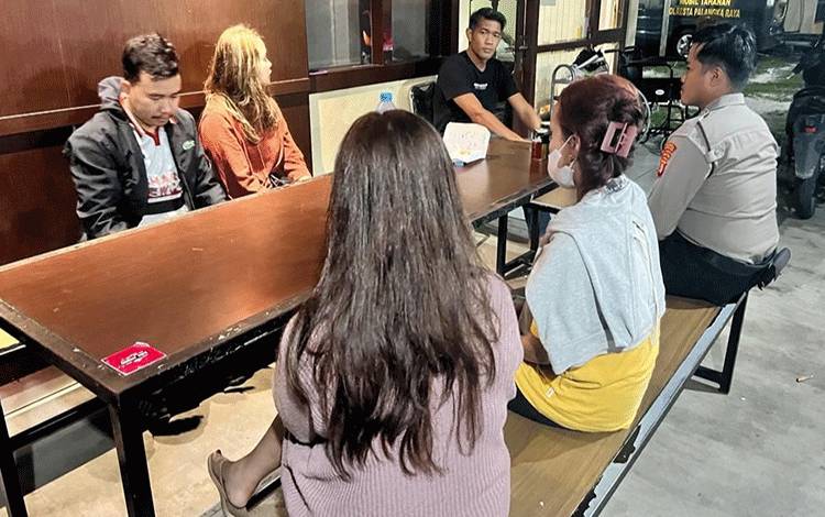 Dua Wanita Muda di Palangka Raya Ditangkap karena Curi Rokok