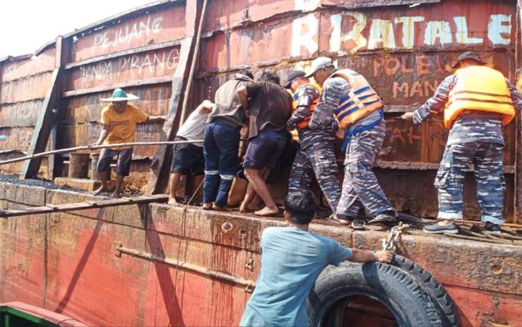 Perbaiki Lambung Kapal, 2 ABK Tewas di Muara Sungai Teluk Sampit