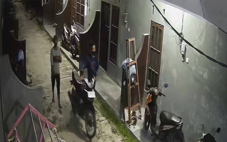 Aksi Pencurian Motor Terekam CCTV di Palangka Raya