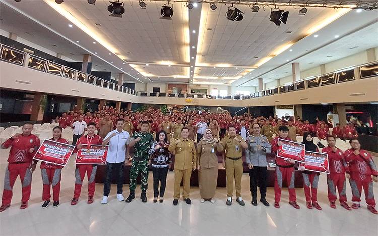 Bupati Kotim Bagikan Rp3,8 Miliar Bonus Atlet Berprestasi Porprov Kalteng XII