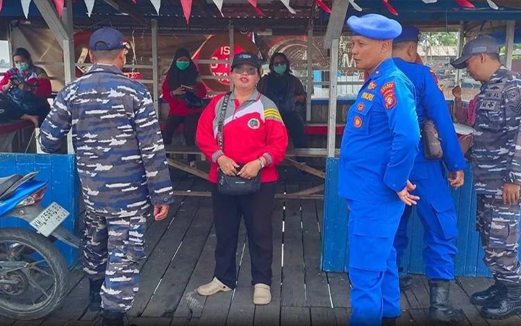 Satpolairud Polres Kapuas dan Anggota Pos TNI AL Patroli Pesisir Imbau Ciptakan Pemilu Damai?