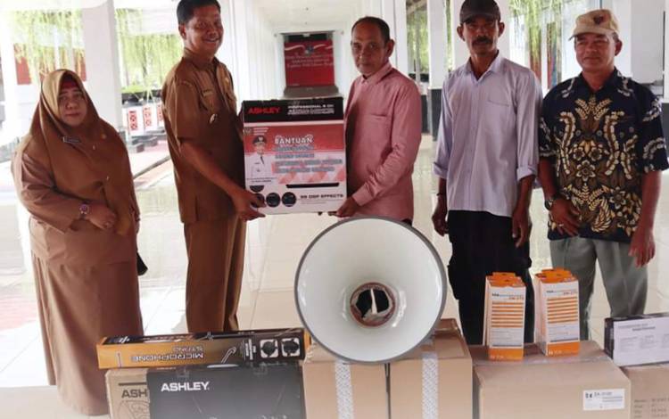 Pj Bupati Seruyan Serahkan Bantuan Hibah untuk Musala di Desa Sungai Undang