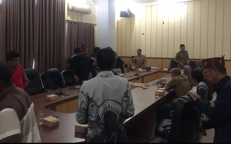 PT BPP Tak Berkomentar Ditanya Hasil Rapat Tertutup Terkait Penggarapan Lahan Kuburan di Parebok