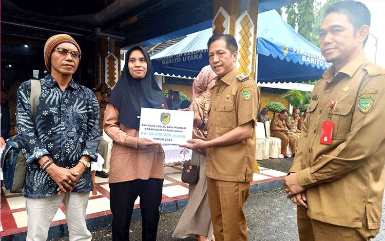 Pemkab Barito Utara Menyerahkan Bantuan Korban Kebakaran