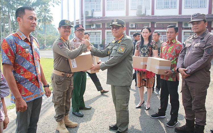 Pj Bupati Barito Timur Serahkan Bantuan dari Dirjen Bina Adwil