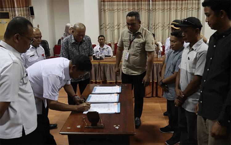 Pj Bupati Seruyan Tandatangani PKS PT. SNP dengan Koperasi Pelangi Sawit Sejahtera