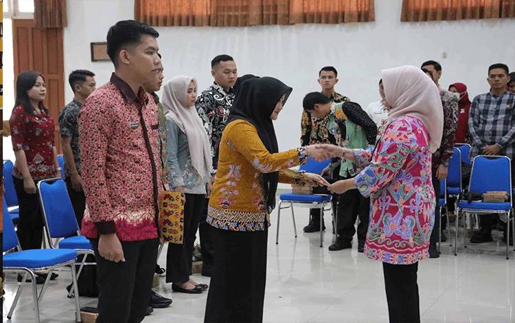Lisda Arriyana Serahkan SK Penempatan dan Tugas PNS Lulusan IPDN
