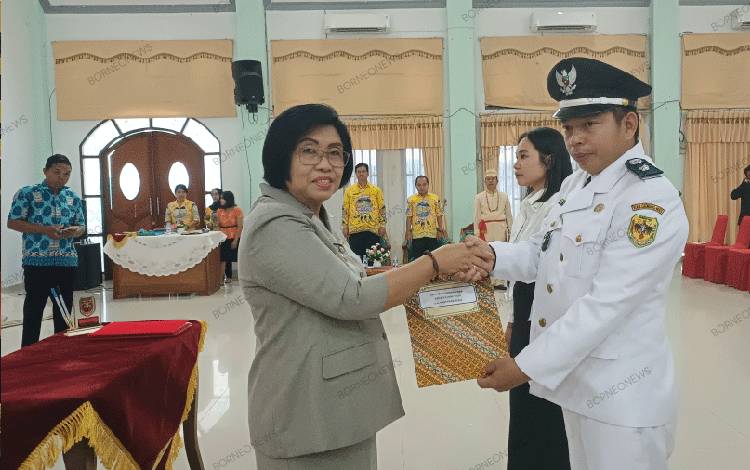 Wabup Gunung Mas Lantik Pj Kades Tumbang Danau