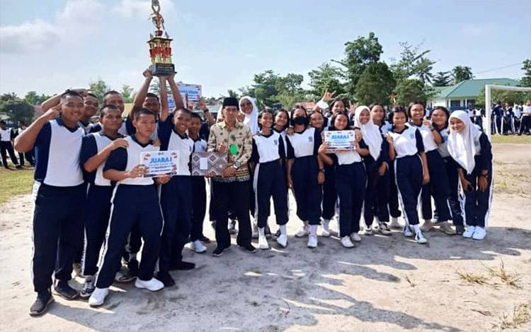 Kelas XII MIPA-6 SMAN 5 Palangka Raya Juara Umum Pertandingan Antarkelas