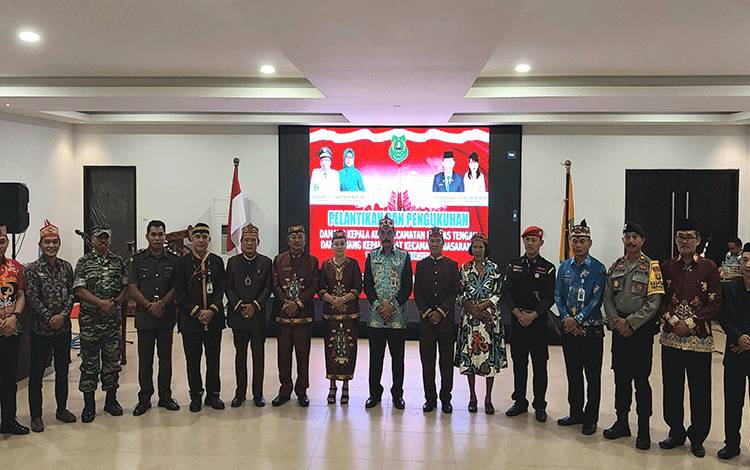 Baru Dilantik, Damang Kepala Adat Dua Kecamatan ini Diharapkan Bermitra dan Sinergi Dengan Camat