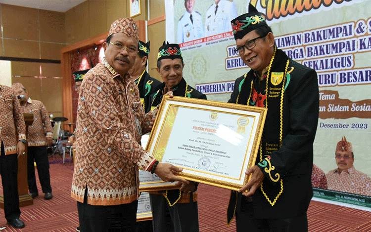 Sekda Kalteng Berikan Penghargaan bagi 15 Guru Besar Suku Bakumpai